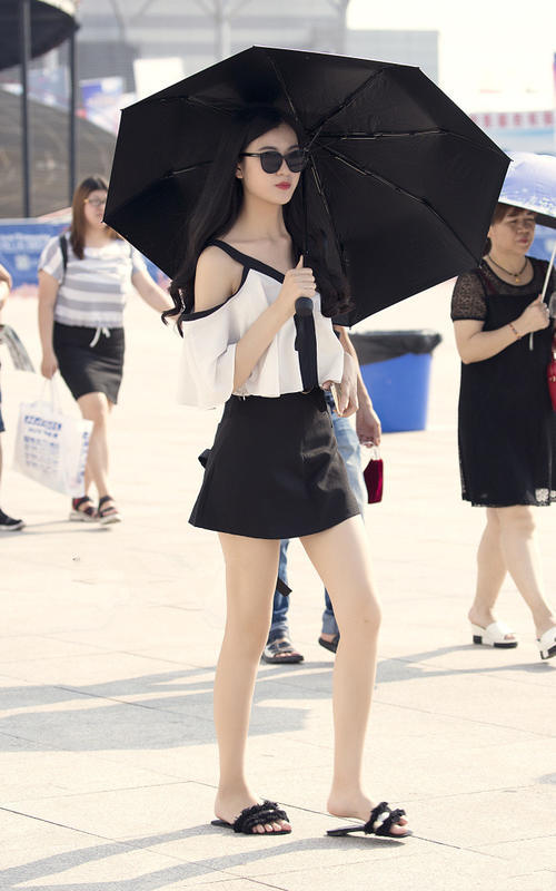 路人街拍：小姐姐一袭蓝色吊带裙清新可爱，走在路上像天使