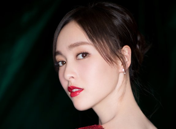 气质女神唐嫣的撩人照，图一气质非凡，图五看了让我舍不得翻页