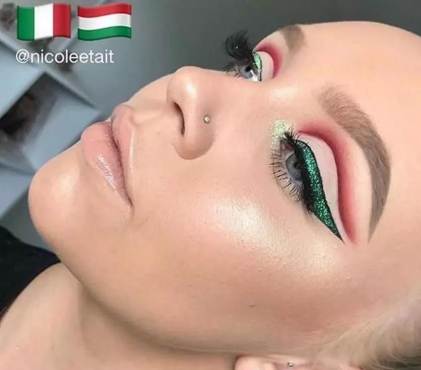 外国女孩以国旗为灵感画眼妆，被中国国旗那张惊艳到!