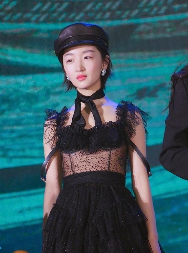 当36岁张韶涵撞衫26岁周冬雨，网友：女神和女儿的既视感