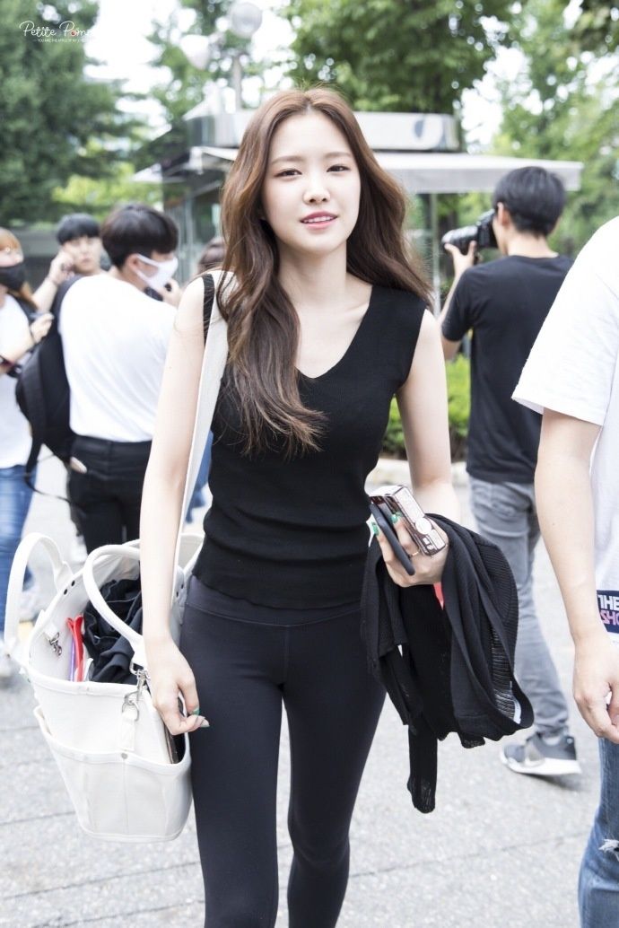 孙娜恩:紧身裤勒得好紧