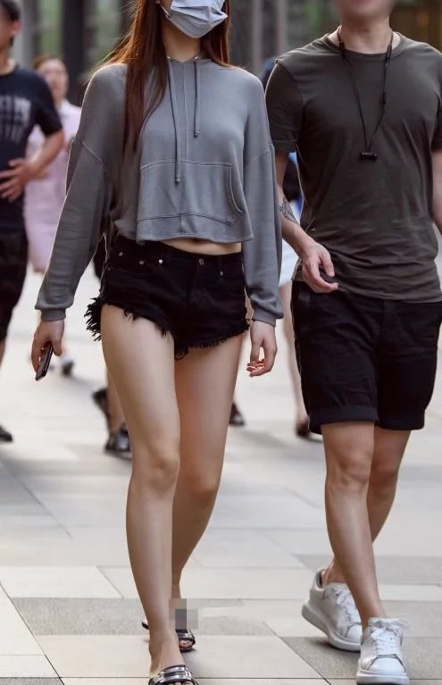 气质小姐姐紧身短裤穿出修长大美腿