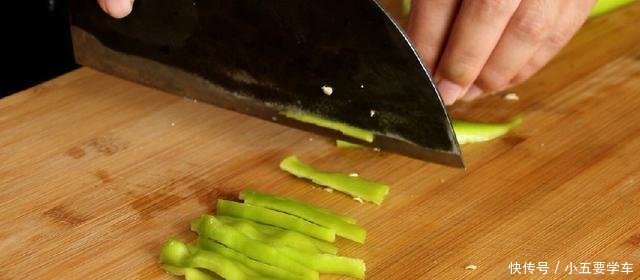  『辣椒』炒茄子时，直接下锅就大错特错，多加这一步，不费油，好吃不油腻！