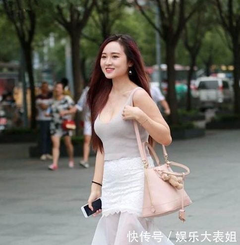 时尚街拍黑色连衣裙小姐姐，大秀丰腴身材，尽显腿部线条！