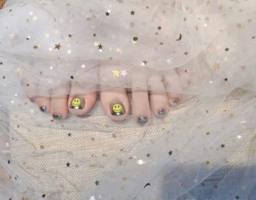  女生：原创 做款美美的脚甲，衬托的脚丫白皙精致，爱美的女生连脚趾都不放过