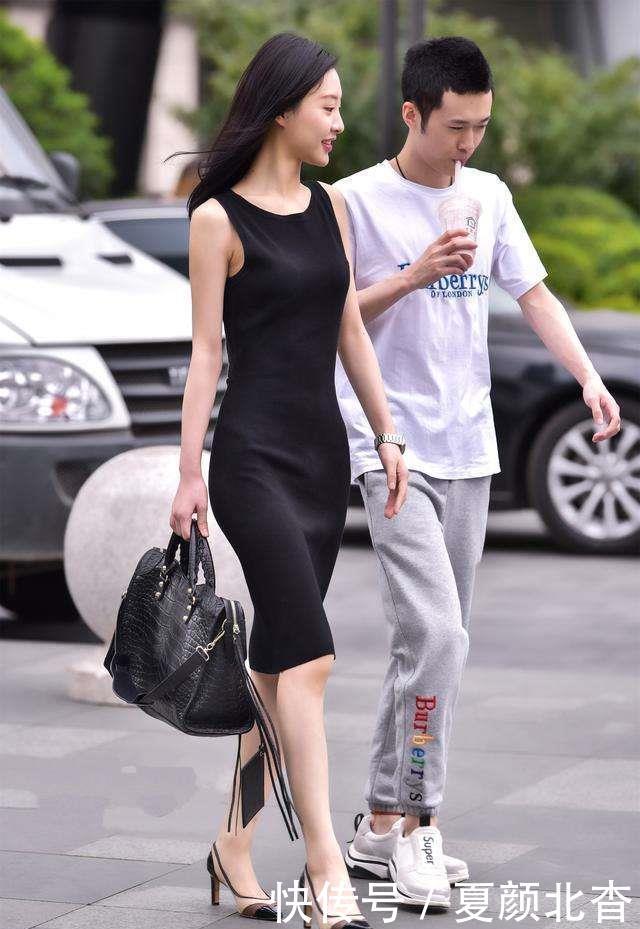# 美女#蕾丝小姐姐非常有气质，街拍：时尚美女街拍搭配