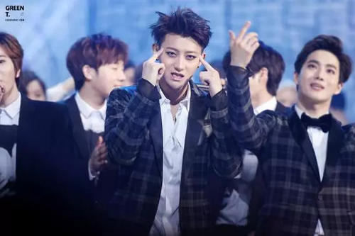 坤音四子“过敏脸”出道妆，这画风是致敬98年的王菲吗？