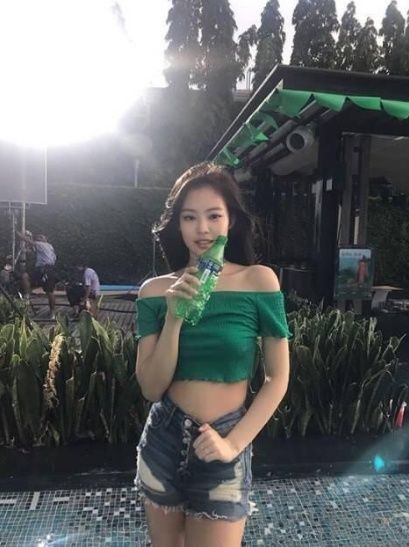 一款饮料掀起绿色海洋风，满屏都是韩国女神，李成敏最迷人