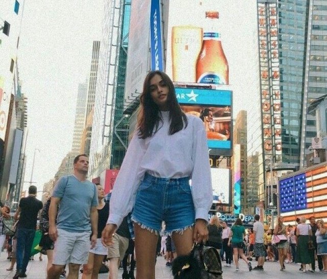 街拍“露半臀”外国女人穿的才叫短裤！最后一位看完你会贫血的！