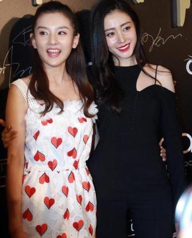 宋祖儿与张天爱两人美女一同出台,差距立马出来了!
