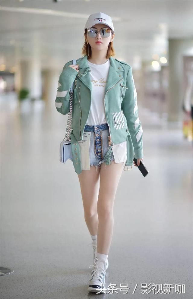 阚清子30岁，景甜也30岁，二人同穿短裤，网友：这腿根本没法比！