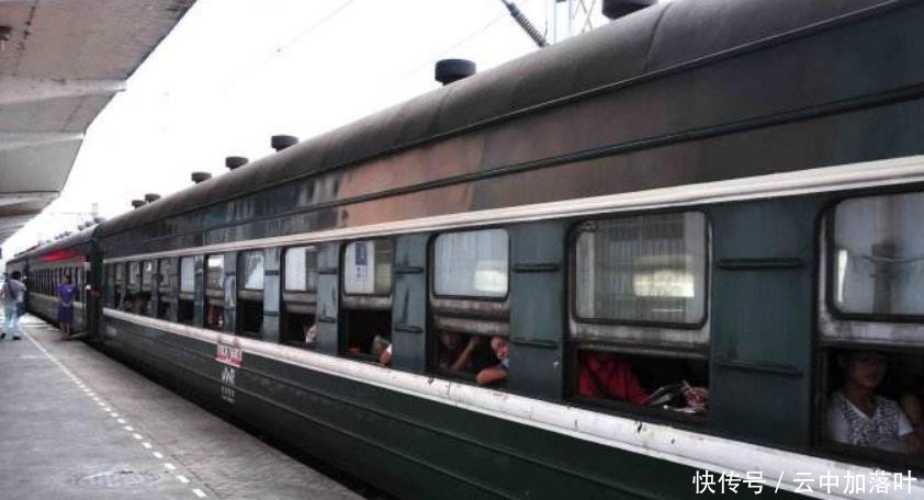  #粪便#火车厕所的粪便为什么要排到铁轨上呢不觉得脏吗看完涨知