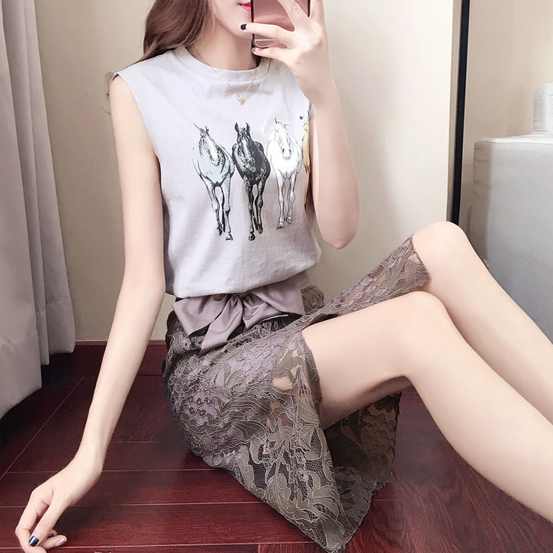 女人夏天不能穿丝袜?下面小姐姐教你丝袜配短裙，穿出独特气质