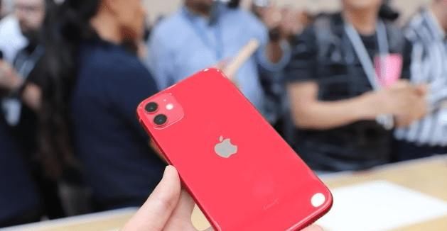  『跌成』库克妥协了！iPhone11一夜跌成“华为价”，首批用户后悔买早了