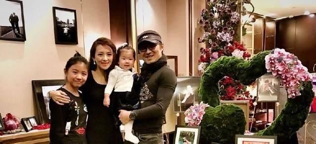 『章子怡』汪峰一家生活近照，醒醒长开了，土气女儿被章子怡打扮的超美