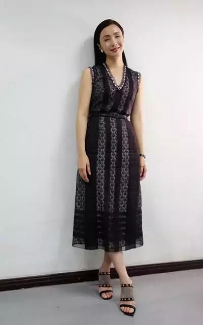 吊带裙只服陶虹！45岁依然呼之欲出，网友：徐峥怎么就不懂欣赏呢