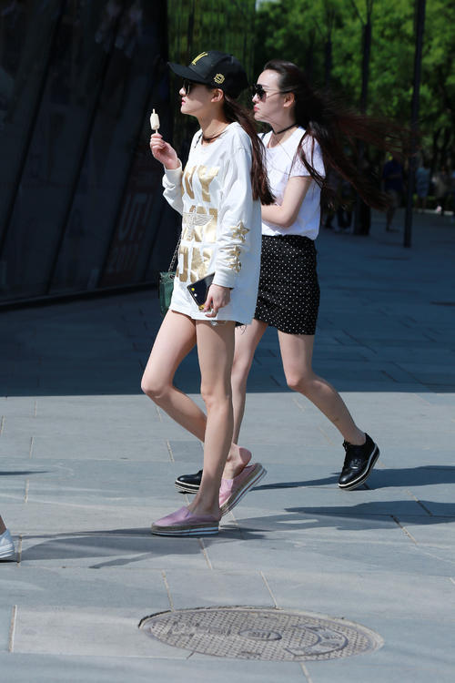 姑娘玩起下衣消失来，也是位行家