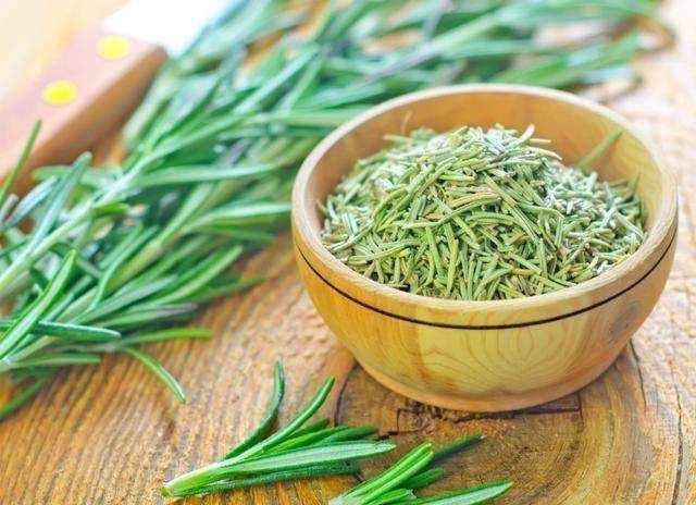 脸上起这种疙瘩, 会痒, 抓破后还能掉出硬邦邦米粒, 居然是这3物