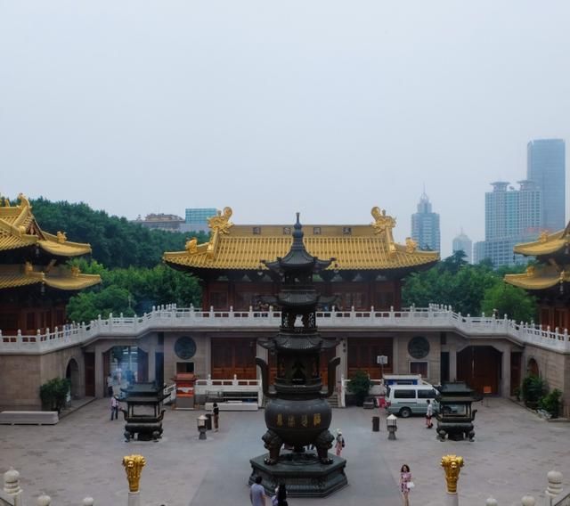 国内“最牛”寺庙，建在市中心占地面积大，却没人敢拆除