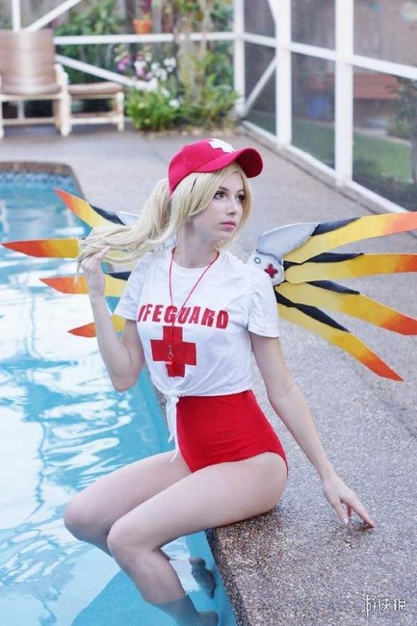 《守望先锋》性感救生员天使cos 紧身裤凸显白嫩美腿