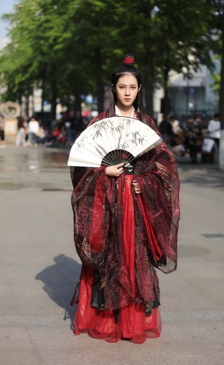  『尽显』街拍：小姐姐身穿吊带裙，尽显纤细美腿，贵气十足