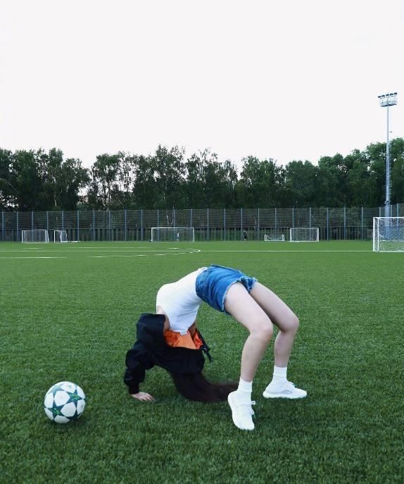 女神徐冬冬赴俄罗斯感受足球魅力，超白美腿连女生都羡慕不已