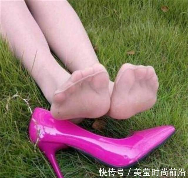 尖头细高跟，姿势优雅有时尚，但是不同的高跟鞋才会是最美丽