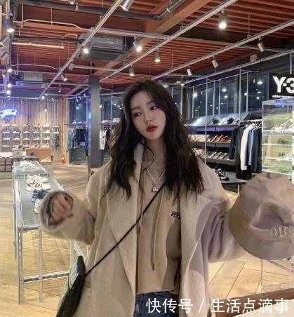 卫衣:“可爱精”洪智允上线!麦色大衣搭配同色系卫衣,保暖又有气质!