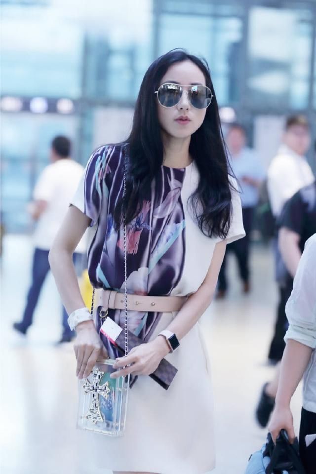 韩雪印花白色连衣裙，腰带扎出蜂腰，腰围怕是连杨幂都比不上