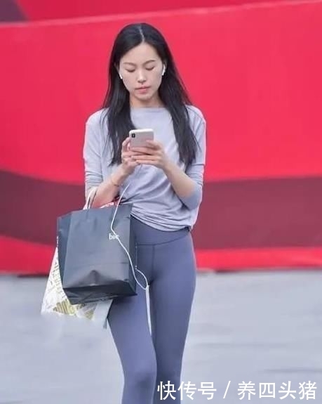  连体：街拍：风风韵韵的美女，一件粉红色连体裤外搭白色开衫