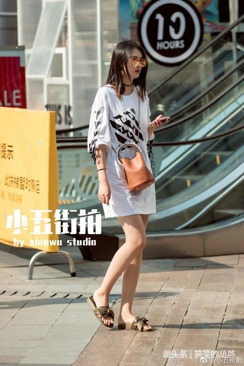 路人街拍：超自信的两位小姐姐，两条短裤秀出完美身材，特别耀眼