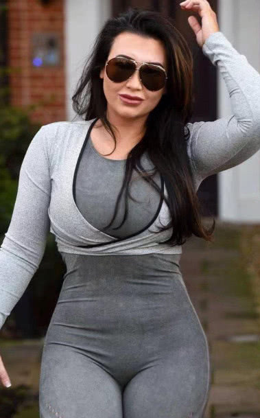 欧美少妇身材过于丰腴，镜头都差点塞不下她肥硕的臀围