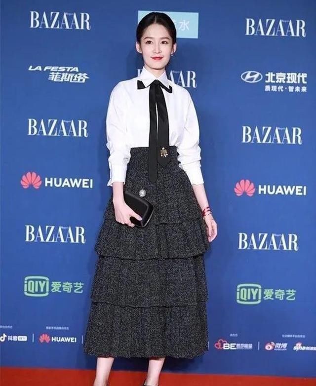  「女人」胸大的女人，穿白衬衣要记住这3“点”，不然廉价显很俗气