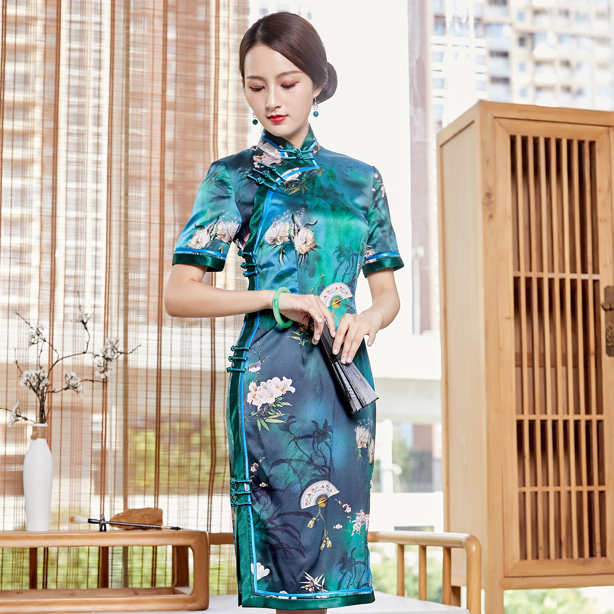 20岁的姑娘如何把旗袍穿出不突兀的气场?