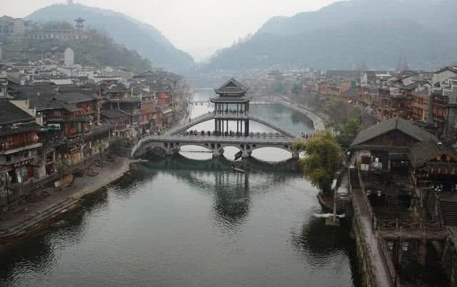 中国又一个古镇成空城，商家撤走繁荣不再有，凤凰古城的下场