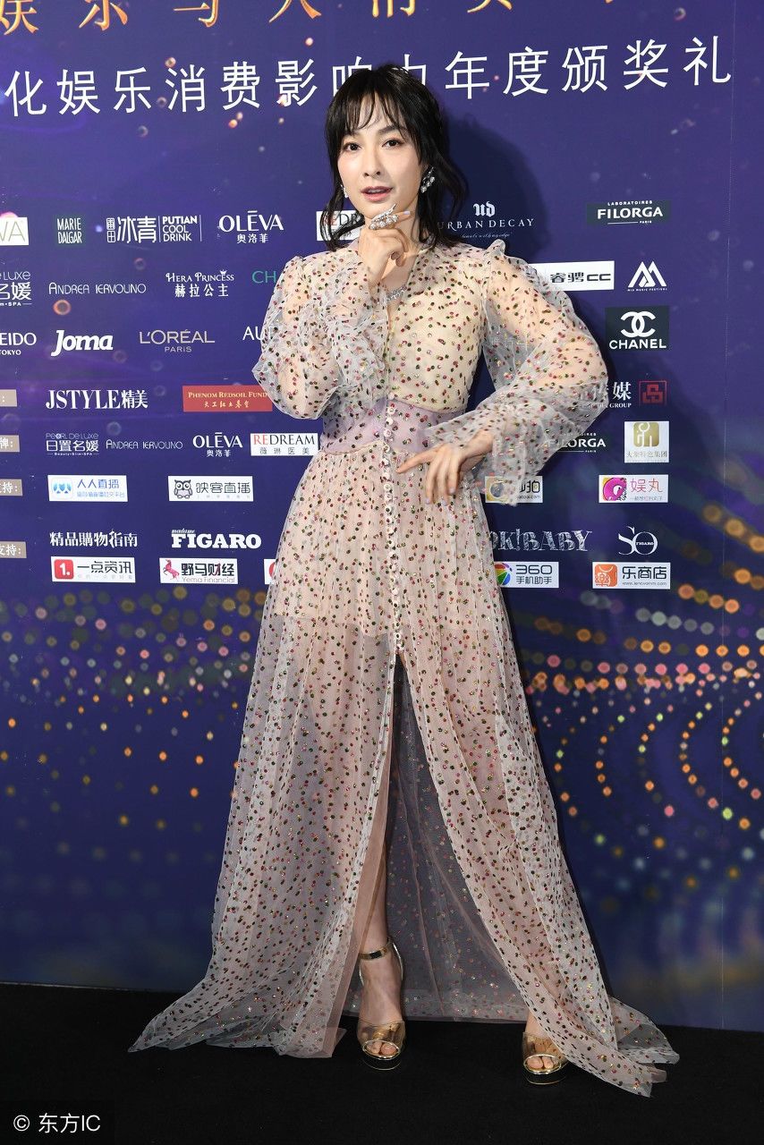 吴昕难道是长高了?这双腿简直有1米8,网友:“小红鞋”的功劳