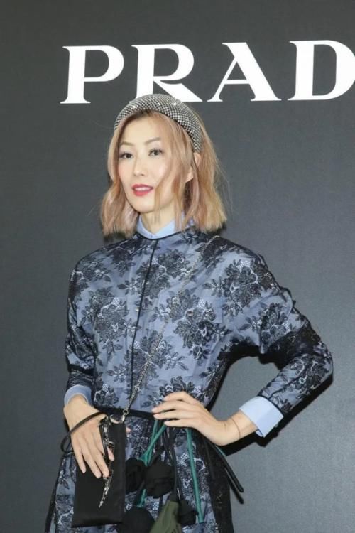  蕾丝：郑秀文真会穿，“蓝衬衫”配蕾丝连衣裙穿出高级感，时髦又减龄