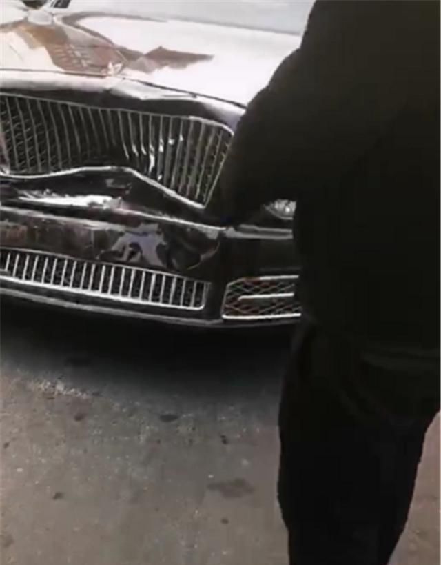  『宾利慕尚』600万宾利提车，出店不到10分钟，车头撞了，车损就达6位数