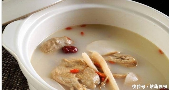  「情绪」农村老大爷上山采药,一个树干挖到一堆土豆,得知真相后情绪失控！