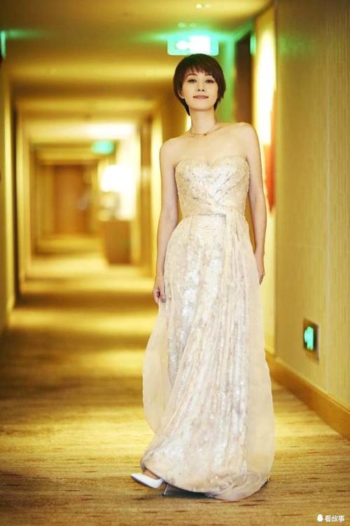 没想到马伊琍穿白裙这么惊艳一下从42岁嫩回到22岁,我又恋爱了