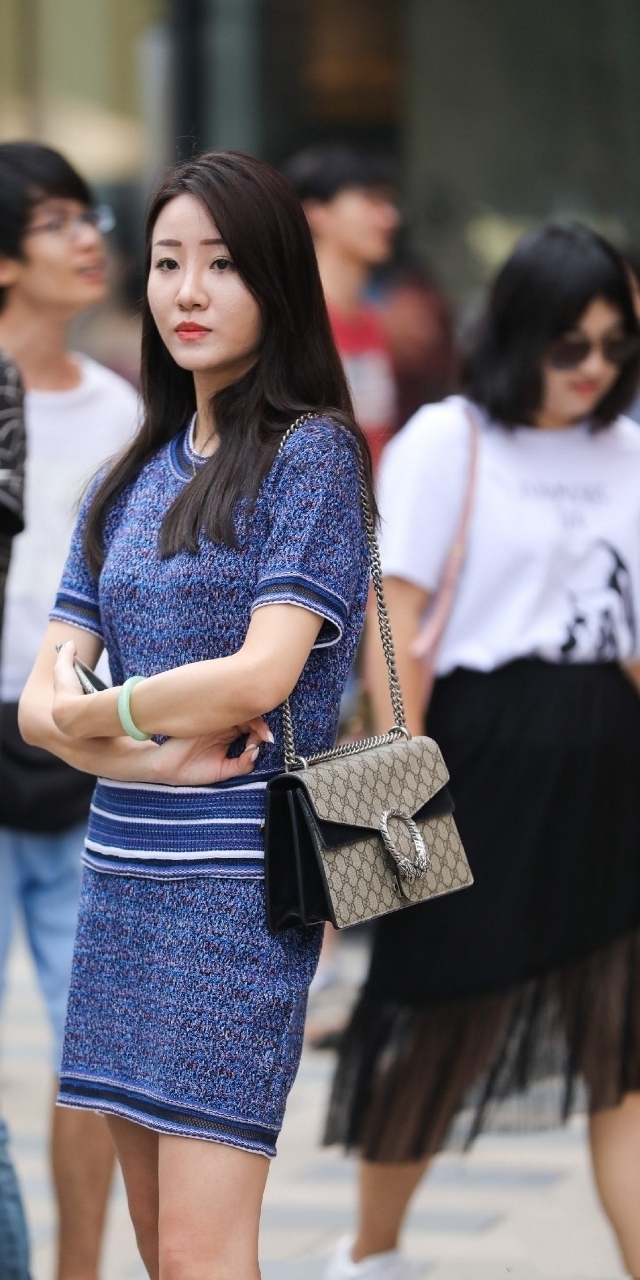 『美女』路人街拍,美女穿着白色的衬衣,黑色的短裙,充满魅力