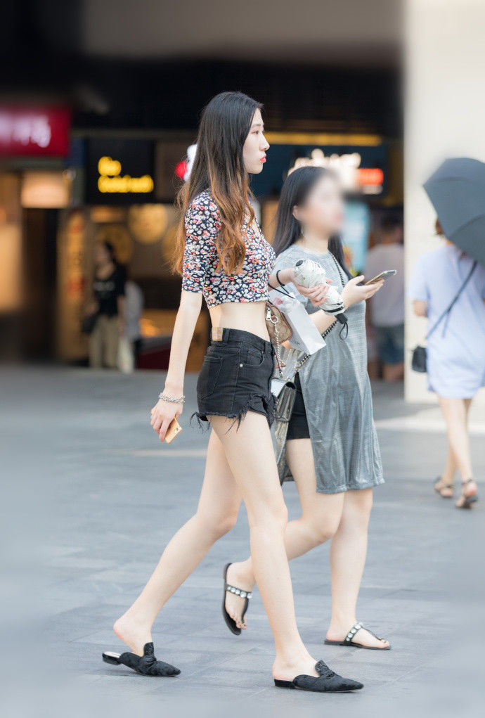 重庆街拍，清凉优美的时尚穿搭，妩媚的美不胜收
