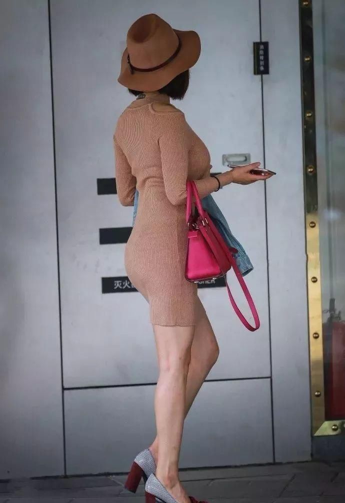 街拍:图三瑜伽裤显内痕,图7一看就带刺!