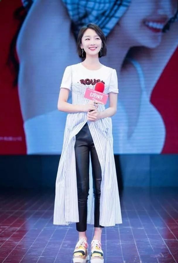 周冬雨也是够任性的，穿个人字拖就出来了，网友：身高暴露了吧！