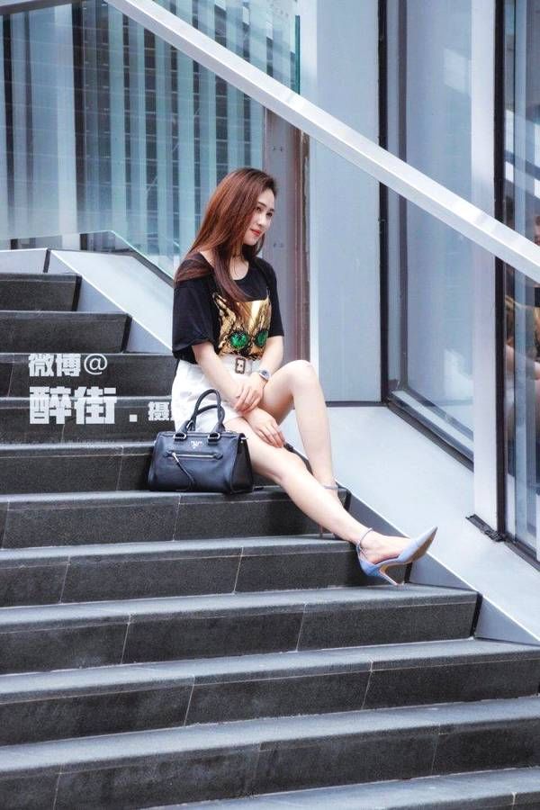 街拍:一件清凉色彩艳丽的小吊带搭配牛仔阔腿，你的小可爱上线了