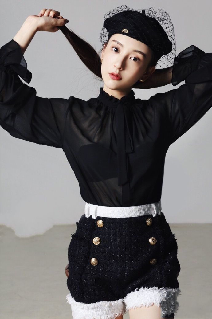 29岁嫁香港天王，红唇香肩精致贵妇范儿，算是人生赢家吗?