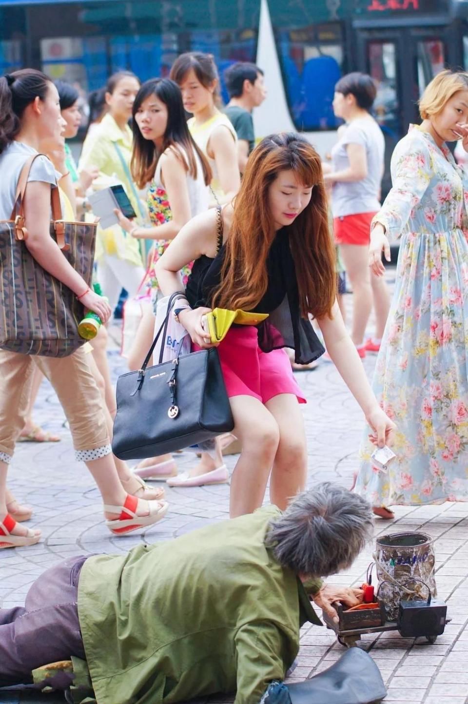 街拍酒吧粉色超短裙裙白嫩美腿美臀少妇