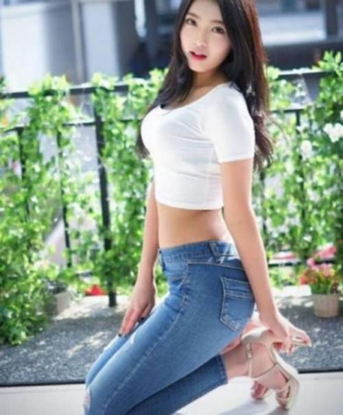 牛仔裤勾勒出的完美曲线,成功打造出好身材,让人移不开眼睛!