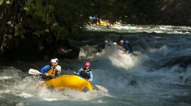 我国一处峡谷地缝,拥有上百处瀑布,非常壮观!