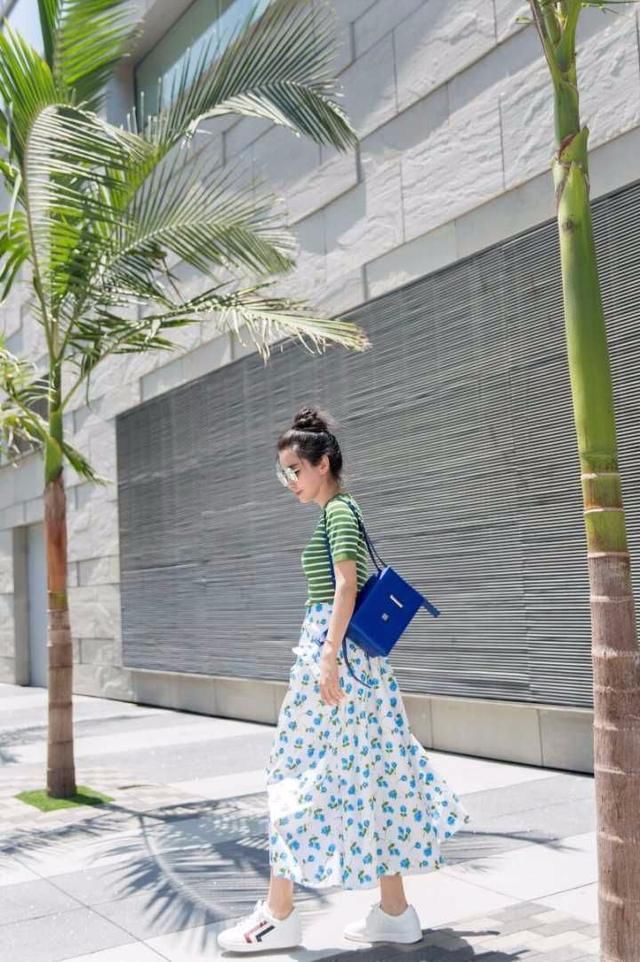 李冰冰一改往日成熟女人形象，穿条纹衫搭配碎花半裙秒变18岁！